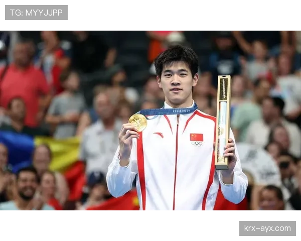 潘展乐训练完直接啃鸡腿，这自律和放纵切换得太丝滑了吧